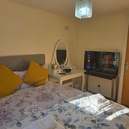 Lägenhet Centre One Private Bedroom In Shared With Private Bathroom With Free Car Parking *