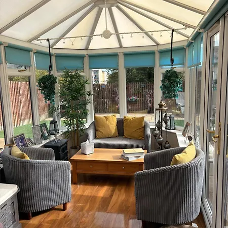 Beautiful House With Secure Pet Friendly Garden South