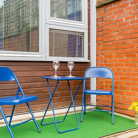 Unique 1 Bed House With Private Parking Apartmán