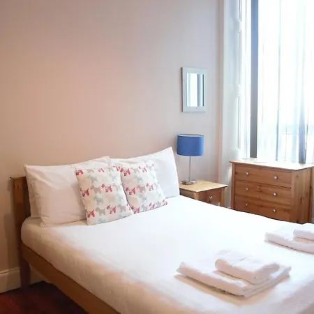 Elm Row Spacious And דירה אדינבורו