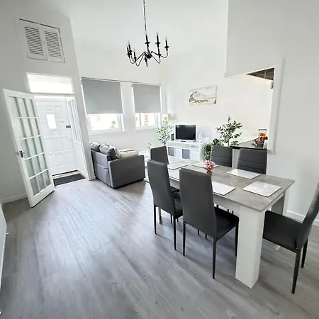 Spacious 2br By Portobello شقة