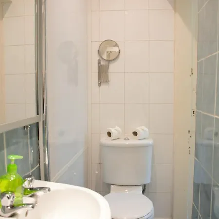 Beautiful Travelers - Salmond Place Edinburg