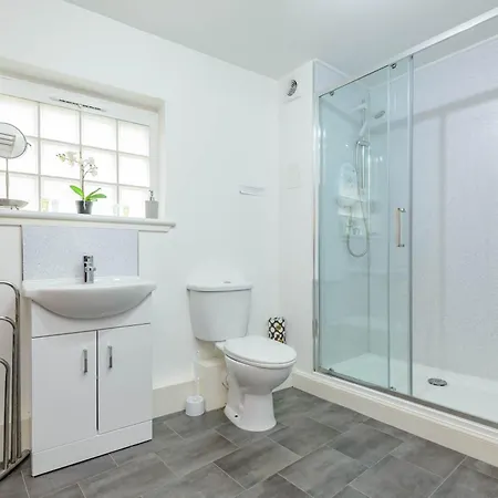 Unique 1 Bed House With Private Parking *