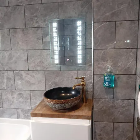 Luxurious Townhouse With Hot Tub *