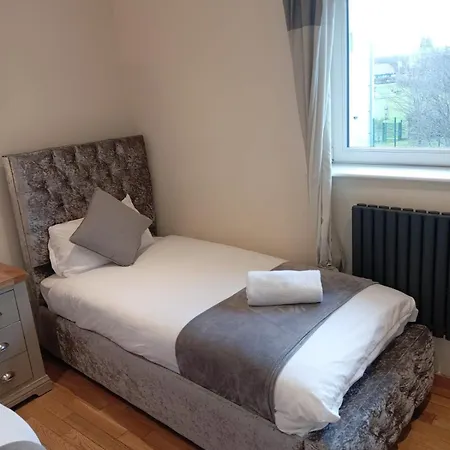 Luxurious Townhouse With Hot Tub Edinburg