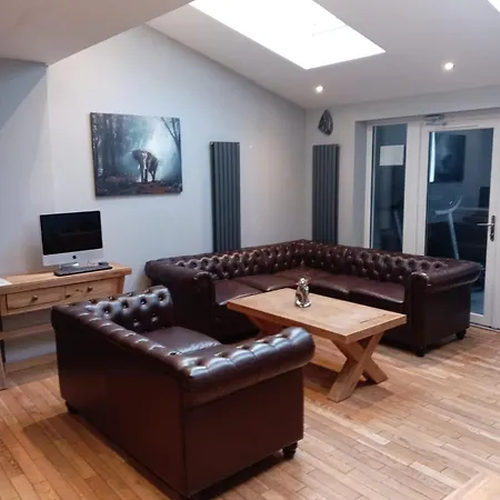 Luxurious Townhouse With Hot Tub אדינבורו