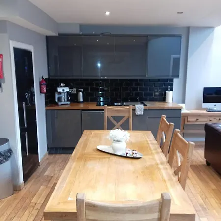 Luxurious Townhouse With Hot Tub