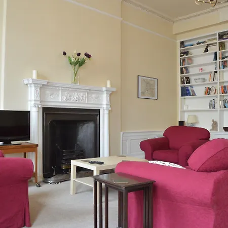 Traditional Georgian Flat In New Town *