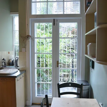 Traditional Georgian Flat In New Town Lägenhet *
