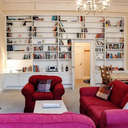 Traditional Georgian Flat In New Town Lägenhet