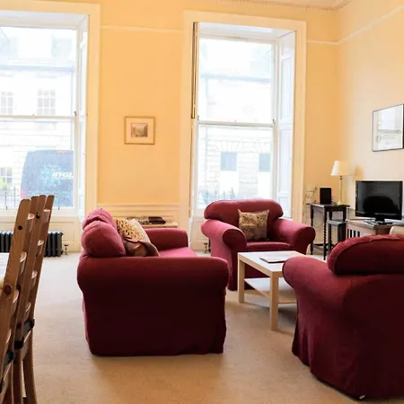 Traditional Georgian Flat In New Town Lägenhet