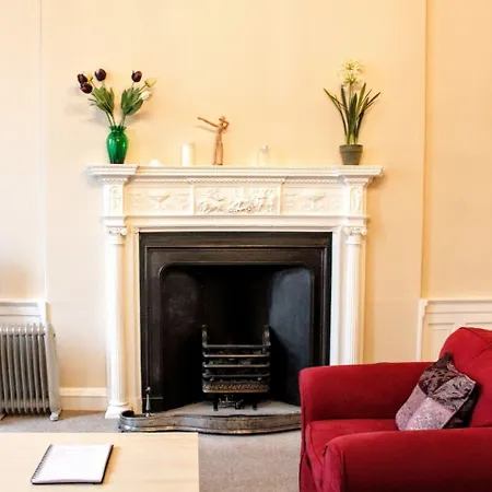 Traditional Georgian Flat In New Town Lägenhet