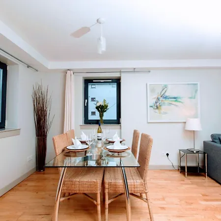 Bright Modern - Royal Mile *