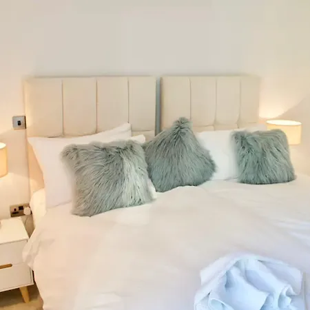 Luxurious - Sleeps 6 *