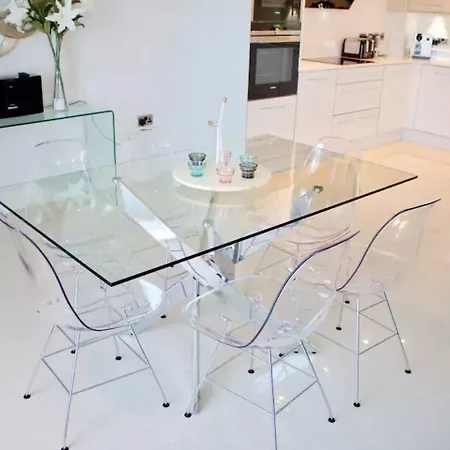 Luxurious - Sleeps 6