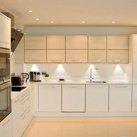 Luxurious - Sleeps 6 Apartment *