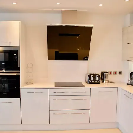 Luxurious - Sleeps 6 Apartment