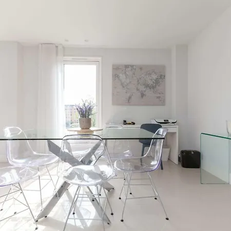 Luxurious - Sleeps 6 *