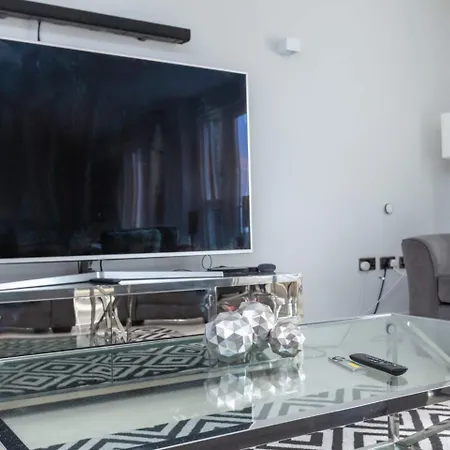 Luxurious - Sleeps 6 *