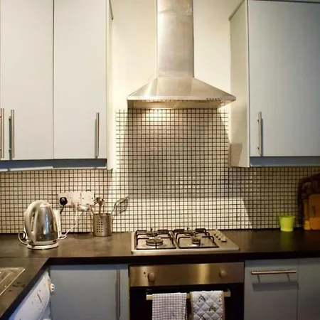 3 Bedroom Next To Leafy Meadows *