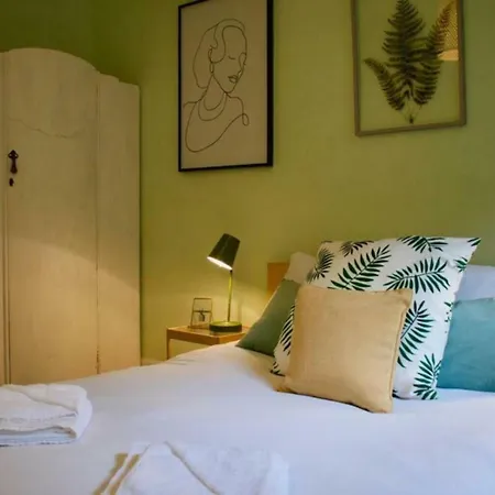 3 Bedroom Next To Leafy Meadows Lägenhet *