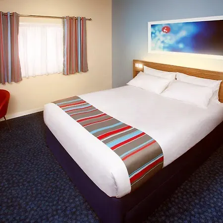 Travelodge Queen Street Hotel 3*