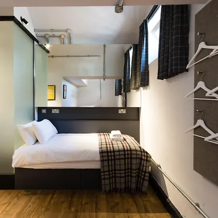 Code - The Court, Hostal Edimburgo