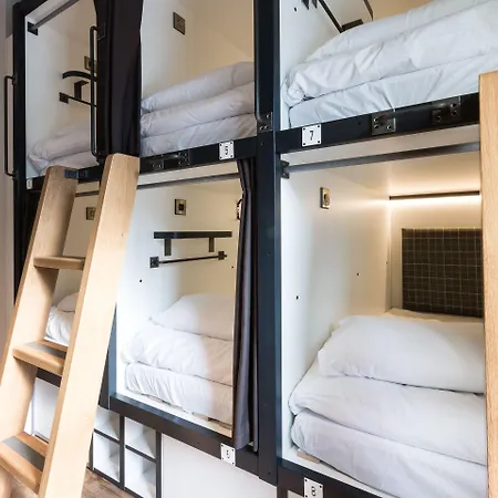 Code - The Court, Ostello *