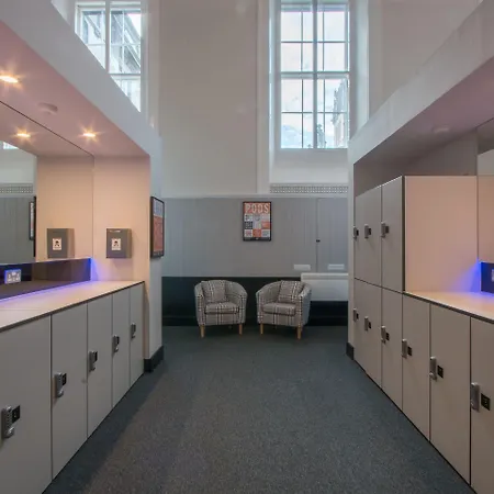 Auberge de jeunesse Code - The Court,