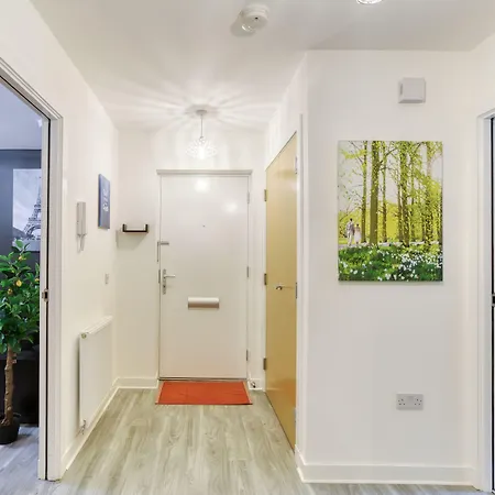 Modern 2 Bed In City. Free Parking. Apartment *