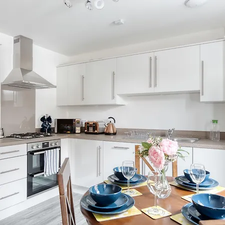 Modern 2 Bed In City. Free Parking. *