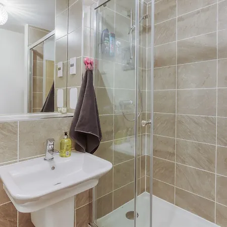 Modern 2 Bed In City. Free Parking. Apartment *