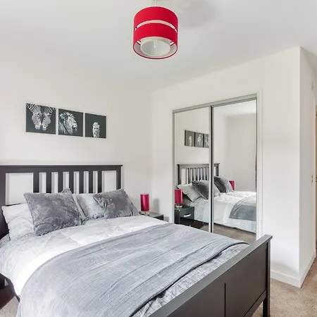Modern 2 Bed In City. Free Parking. *