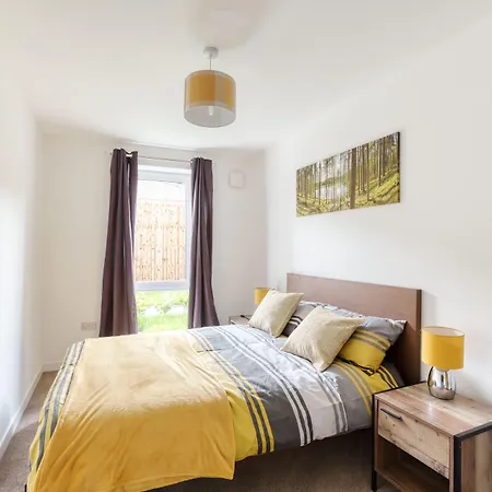 Apartment Modern 2 Bed In City. Free Parking. *