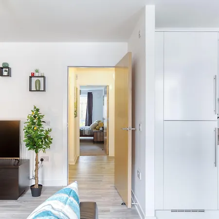 Modern 2 Bed In City. Free Parking. Apartment *