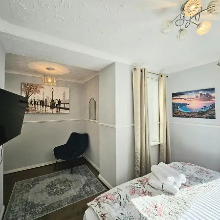 Craigietinny Road Apartment- 3 Beds *