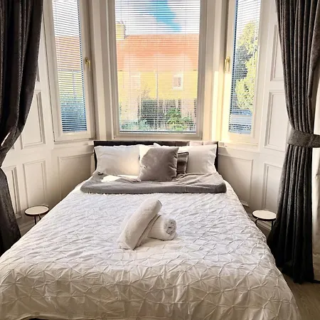 Immanuel House - Modern Luxury Victorian 1872 - Ultrafast Starlink Wifi & Free Parking *
