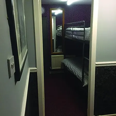 Bobby's Bunkhouse Hostel *