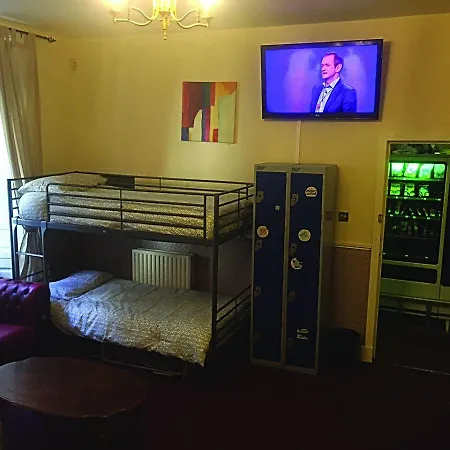بيت شباب Bobby's Bunkhouse