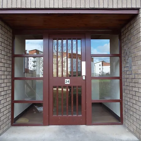 Ideal Location With Free On-site Private Parking Apartment