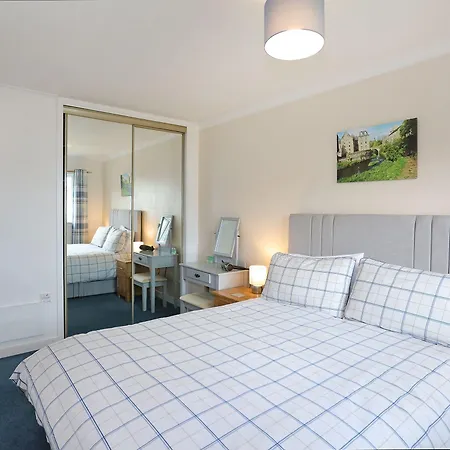 Ideal Location With Free On-site Private Parking Apartment