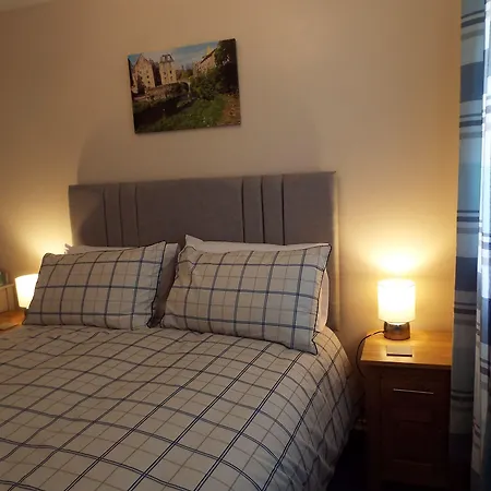 Ideal Location With Free On-site Private Parking Lägenhet *