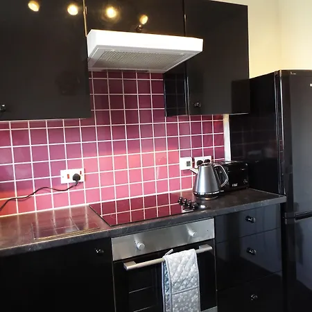 Ideal Location With Free On-site Private Parking 아파트 *