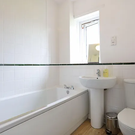 Ideal Location With Free On-site Private Parking Lägenhet *