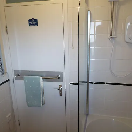 Ideal Location With Free On-site Private Parking Apartment *