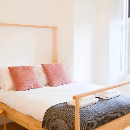 Modern 1 Bedroom Flat In The Heart Of *