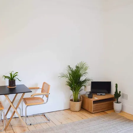 Modern 1 Bedroom Flat In The Heart Of