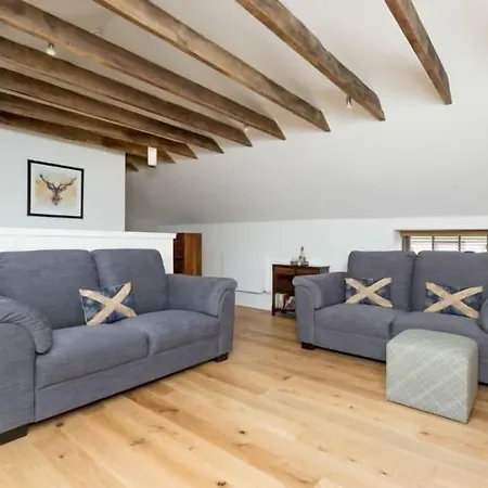 Joivy Trendy 1-bedroom Main Door House In New Town בית נופש