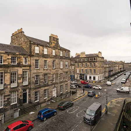 Spacious 3br New Town Apartment *