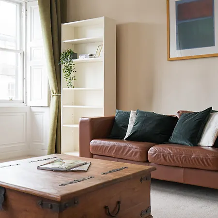 Spacious 3br New Town Apartment *